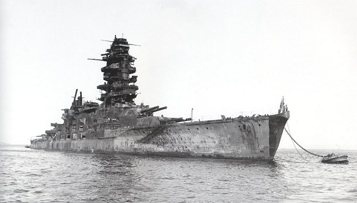 Japanese_Battleship_Nagato_1946.jpg - The stripped HIJMS Nagato awaits her fate at Bikini