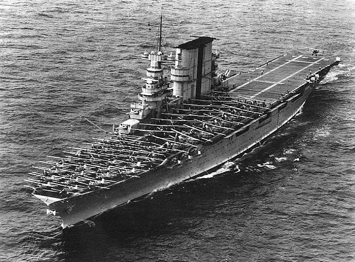 Saratoga2.jpg - USS Saratoga (VV-3) landing planes on 6 June 1935