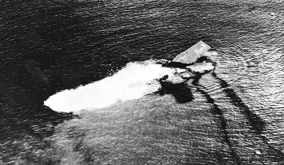 USS_Saratoga_versinkt_im_Pazifik.jpg - The sinking USS Saratoga with her funnel collapsed over her deck.