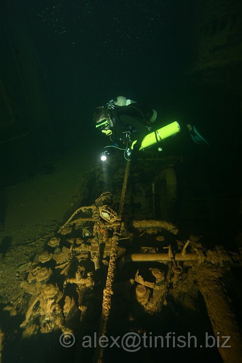 Fujikawa_Maru-007.JPG - Maz swims over the engine