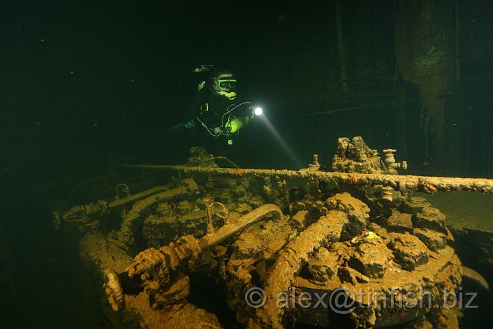 Fujikawa_Maru-106.JPG - Maz swims over the engine