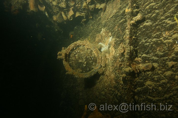 Kaisyo_Maru-009.JPG - Porthole swinging open