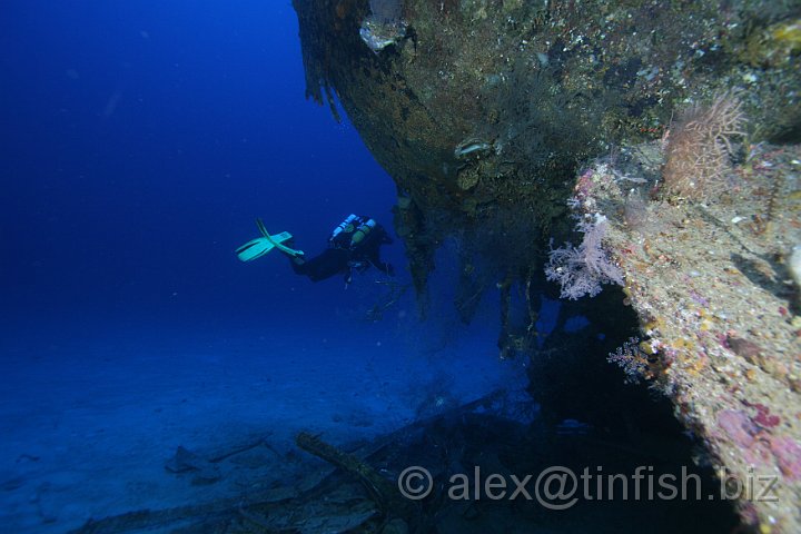 Tama_Maru-15.JPG - Blackie disappears around the hull