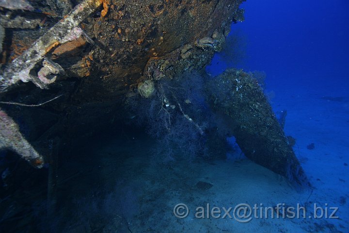 Tama_Maru-16.JPG - Looking under the stern